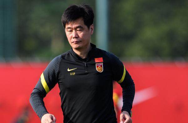 博鱼体育入口-李霄鹏：归化球员情况不乐观 球队有预案强化硬度